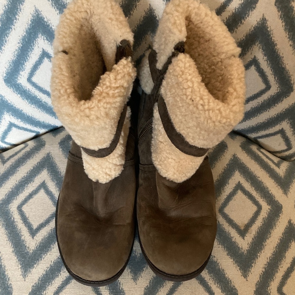 Ugg Cozy Brown and Cream Shearling Boots‎ 8M